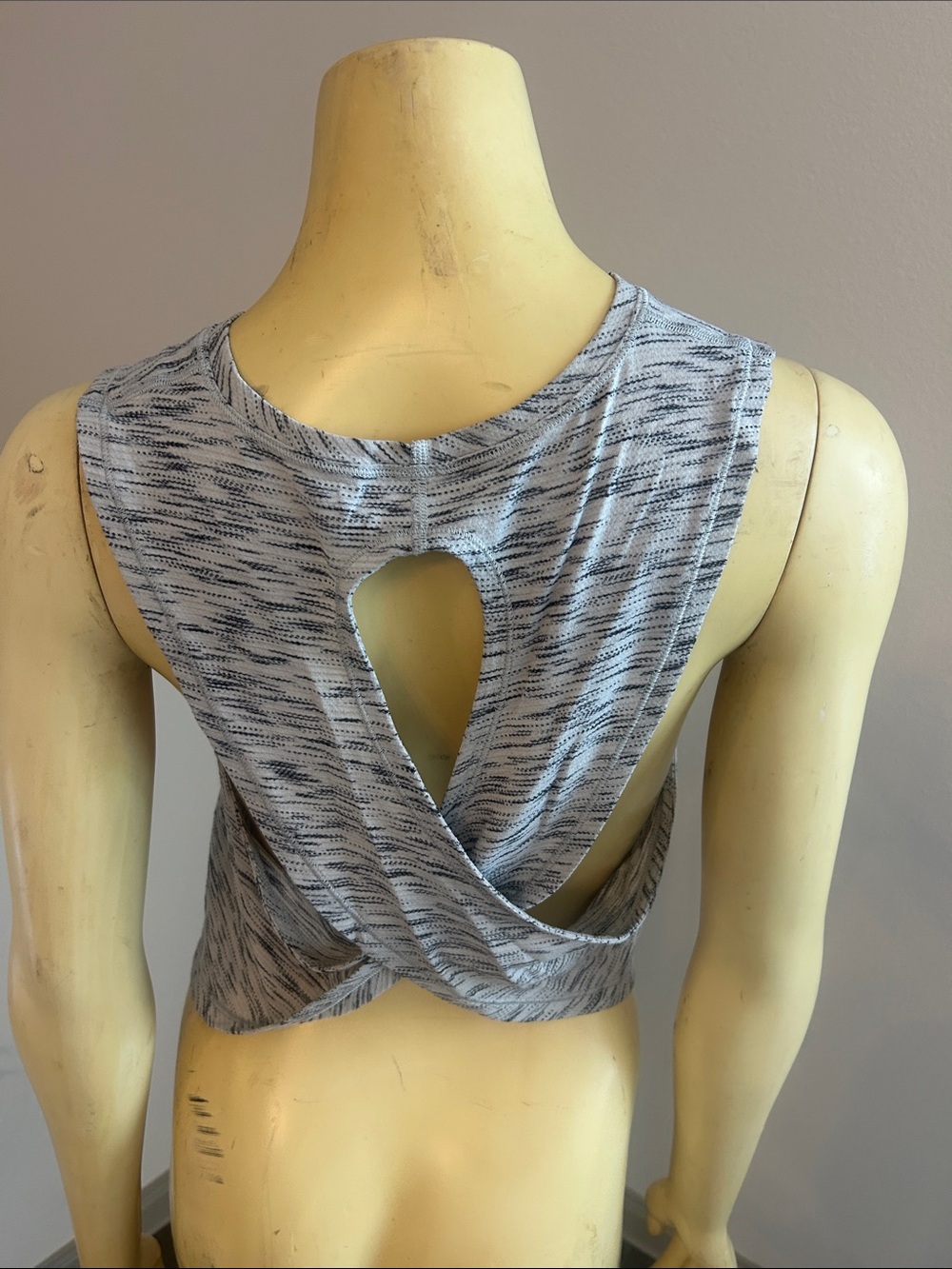 LULULEMON Sleeveless Gray Space-Dye Twist-Back Women's Top Size 4 so cute!!!